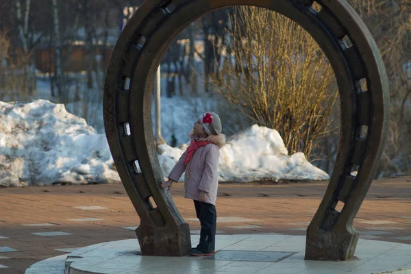 Uma Menina Passeio Primavera Monumento Forma Uma Ferradura Trazendo Felicidade — Fotografia de Stock
