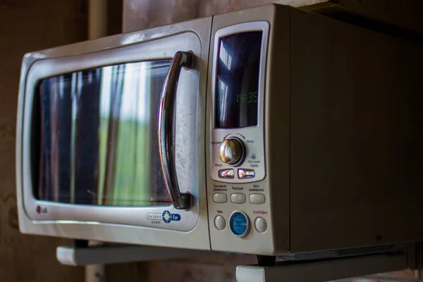Horno Microondas Moderno Instalado Cocina — Foto de Stock