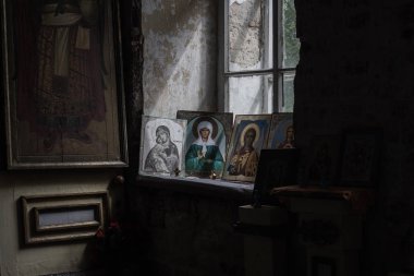 tapınakta eski pencere üzerinde aziz görüntüleri ile simgeler