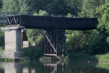 küçük bir nehir üzerinde tahrip yol köprüsü