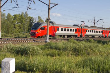 tren raylar üzerinde gider, yaz aylarında demiryolu üzerinde tren