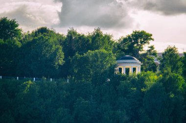 Şehir bahçesinde Rotunda yaz görünümü