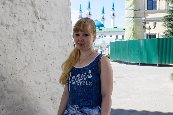 Jovem Passeio Cidade Kazan Tempo Verão — Fotografia de Stock