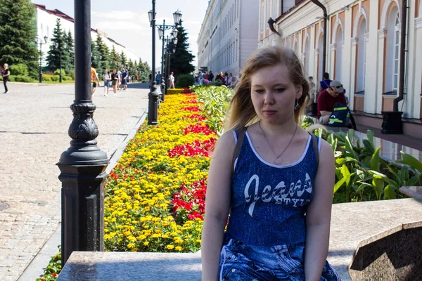 Ung Flicka Promenad Kazan Stad Sommarväder — Stockfoto