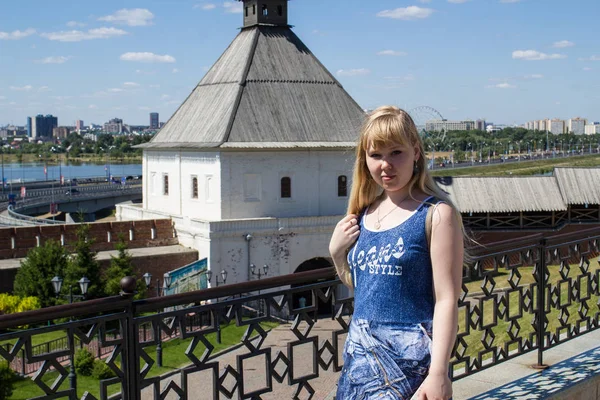 Jeune Fille Sur Une Promenade Dans Ville Kazan Par Temps — Photo