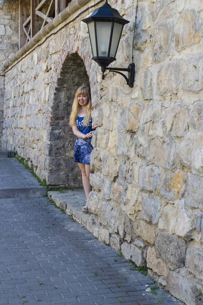 Молодая Девушка Летнюю Погоду Стоит Каменной Стены — стоковое фото