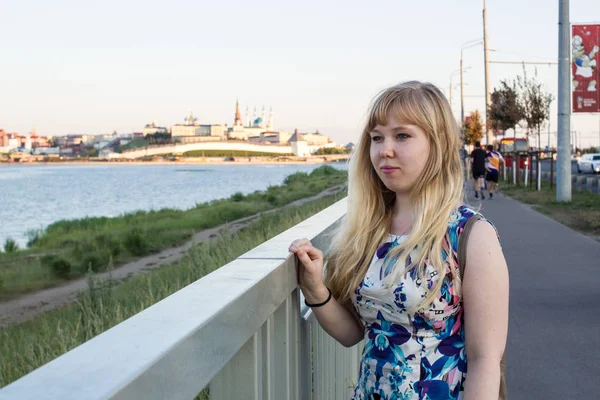 Ung Flicka Promenad Kazan Stad Sommarväder — Stockfoto