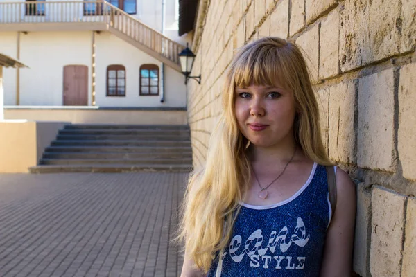 Ung Flicka Sommarvädret Stående Vid Stenmuren — Stockfoto