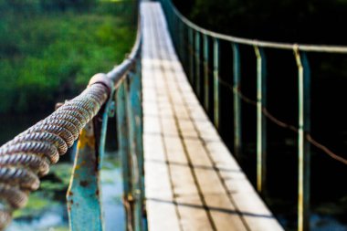 yaz aylarında ormanda küçük bir nehir üzerinde eski asma köprü, köprü elemanları