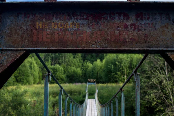 Viejo Puente Colgante Sobre Pequeño Río Bosque Verano Elementos Puente — Foto de Stock