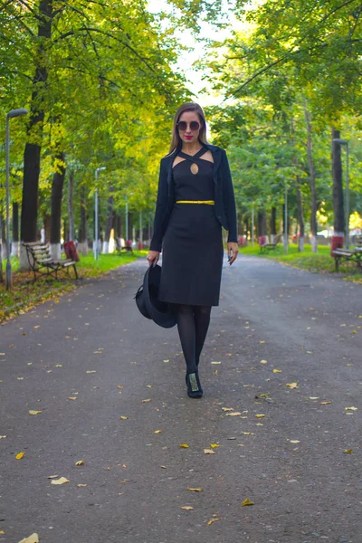 Uma Jovem Mulher Elegante Terno Negócios Preto Chapéu Preto Com — Fotografia de Stock