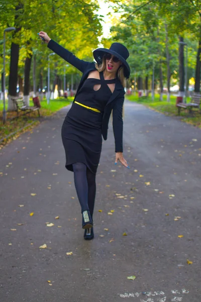 Une Jeune Femme Élégante Costume Affaires Noir Chapeau Noir Avec — Photo