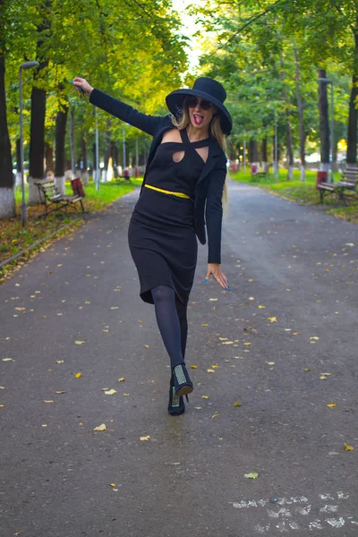 Uma Jovem Mulher Elegante Terno Negócios Preto Chapéu Preto Com — Fotografia de Stock