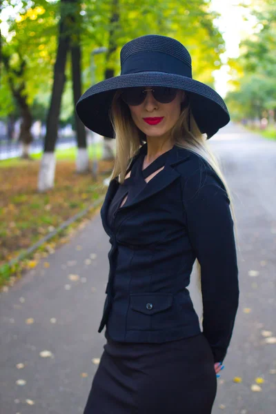 Siyah Takım Elbiseli Siyah Şapkalı Zarif Bir Kadın Yazın Güneşli — Stok fotoğraf
