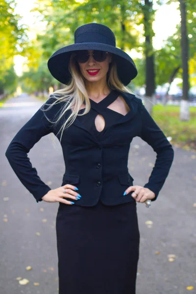 Uma Jovem Mulher Elegante Terno Negócios Preto Chapéu Preto Com — Fotografia de Stock