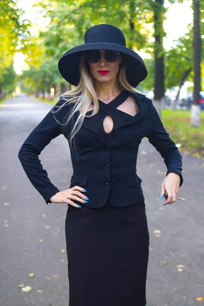 Uma Jovem Mulher Elegante Terno Negócios Preto Chapéu Preto Com — Fotografia de Stock