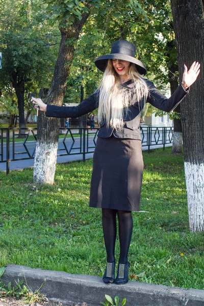 Une Jeune Femme Élégante Costume Affaires Noir Chapeau Noir Avec — Photo