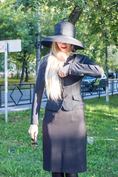 Uma Jovem Mulher Elegante Terno Negócios Preto Chapéu Preto Com — Fotografia de Stock