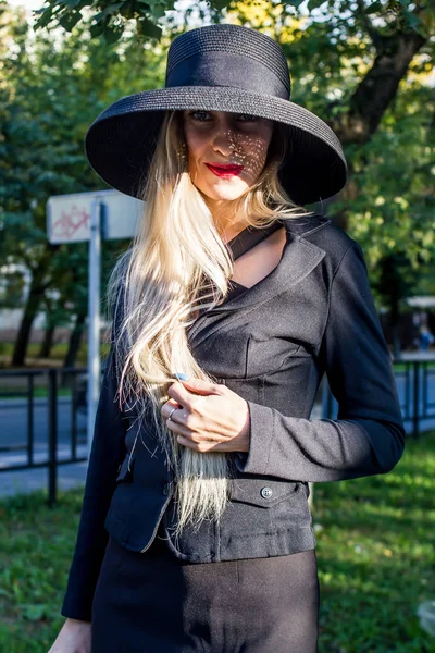 Uma Jovem Mulher Elegante Terno Negócios Preto Chapéu Preto Com — Fotografia de Stock