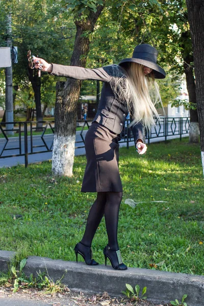 Une Jeune Femme Élégante Costume Affaires Noir Chapeau Noir Avec — Photo