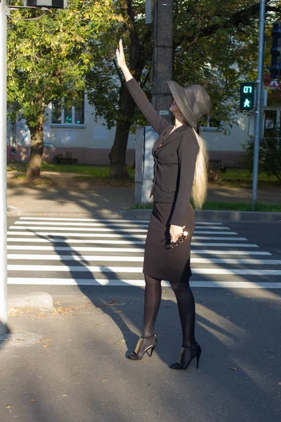 Ung Elegant Kvinna Svart Business Suit Korsar Gatan Vid Övergångsställe — Stockfoto