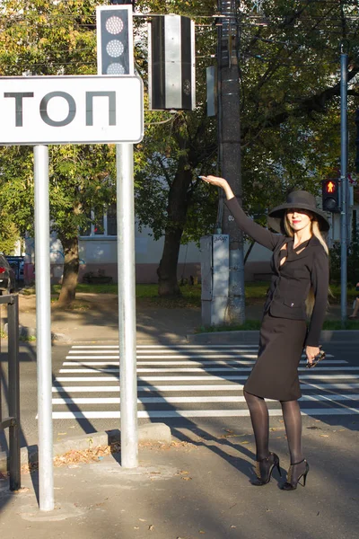 Jovem Mulher Elegante Terno Negócios Preto Atravessa Rua Uma Travessia — Fotografia de Stock