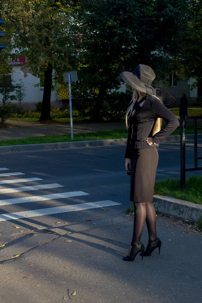 Jovem Mulher Elegante Terno Negócios Preto Atravessa Rua Uma Travessia — Fotografia de Stock