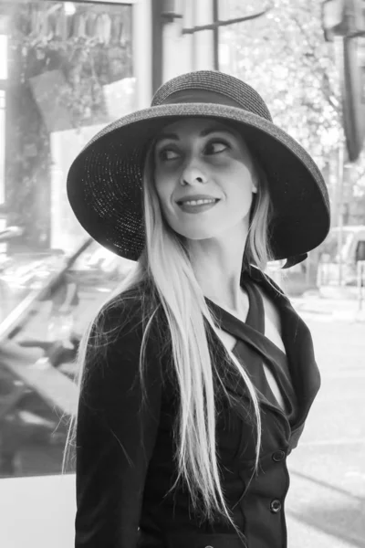 Une Jeune Femme Élégante Costume Affaires Noir Chapeau Noir Avec — Photo