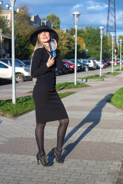 Une Jeune Femme Élégante Costume Affaires Noir Chapeau Noir Avec — Photo