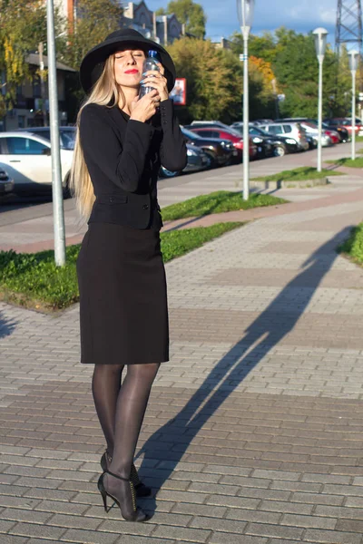 Молодая Элегантная Женщина Черном Деловом Костюме Черной Шляпе Бутылкой Воды — стоковое фото
