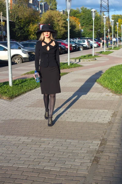 Uma Jovem Mulher Elegante Terno Negócios Preto Chapéu Preto Com — Fotografia de Stock