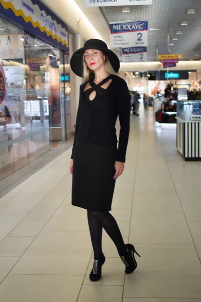 Young Woman Black Business Suit Black Hat Shopping Mall — Stock Photo, Image