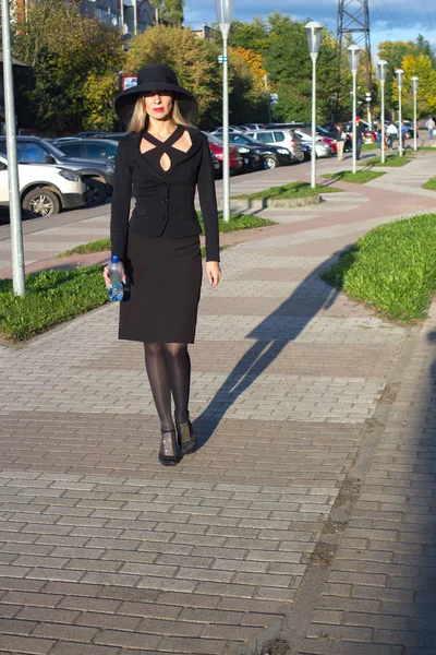 Une Jeune Femme Élégante Costume Affaires Noir Chapeau Noir Avec — Photo