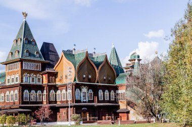 Rus Çarı Alexei Mikhailovich Romanov 'un Ahşap Sarayı Sonbaharda Güneşli bir günde Müze Parkı' nda Kolomenskoye rezervi