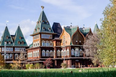 Rus Çarı Alexei Mikhailovich Romanov 'un Ahşap Sarayı Sonbaharda Güneşli bir günde Müze Parkı' nda Kolomenskoye rezervi