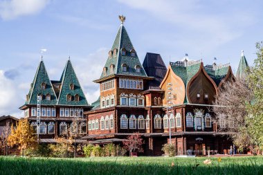 Rus Çarı Alexei Mikhailovich Romanov 'un Ahşap Sarayı Sonbaharda Güneşli bir günde Müze Parkı' nda Kolomenskoye rezervi