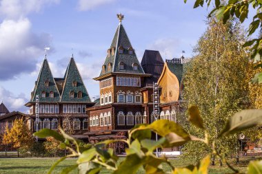 Rus Çarı Alexei Mikhailovich Romanov 'un Ahşap Sarayı Sonbaharda Güneşli bir günde Müze Parkı' nda Kolomenskoye rezervi