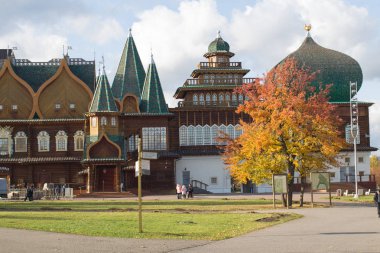 Rus Çarı Alexei Mikhailovich Romanov 'un Ahşap Sarayı Sonbaharda Güneşli bir günde Müze Parkı' nda Kolomenskoye rezervi