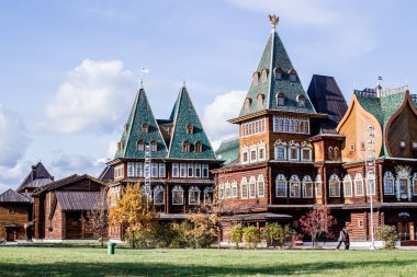 Rus Çarı Alexei Mikhailovich Romanov 'un Ahşap Sarayı Sonbaharda Güneşli bir günde Müze Parkı' nda Kolomenskoye rezervi
