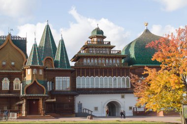 Rus Çarı Alexei Mikhailovich Romanov 'un Ahşap Sarayı Sonbaharda Güneşli bir günde Müze Parkı' nda Kolomenskoye rezervi