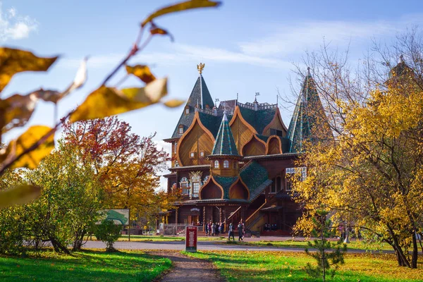 Rus Çarı Alexei Mikhailovich Romanov 'un Ahşap Sarayı Sonbaharda Güneşli bir günde Müze Parkı' nda Kolomenskoye rezervi