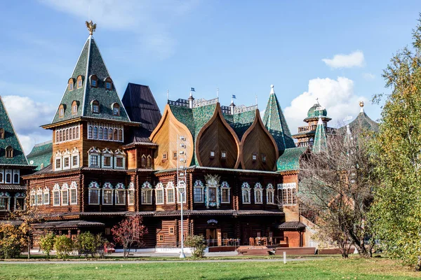 Rus Çarı Alexei Mikhailovich Romanov 'un Ahşap Sarayı Sonbaharda Güneşli bir günde Müze Parkı' nda Kolomenskoye rezervi