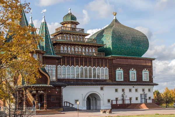 Rus Çarı Alexei Mikhailovich Romanov 'un Ahşap Sarayı Sonbaharda Güneşli bir günde Müze Parkı' nda Kolomenskoye rezervi