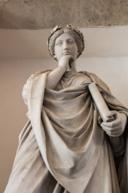 Roma, 10.11.2019, antik bir binanın duvarında bulunan heykel.