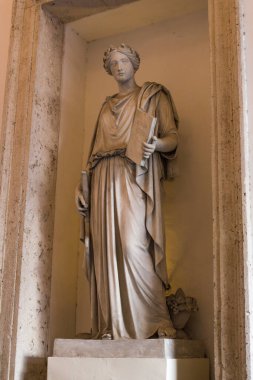 Roma, 10.11.2019, antik bir binanın duvarında bulunan heykel.