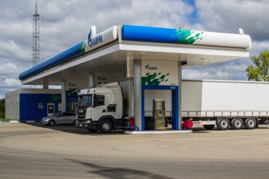 Kirov, Rusya-21 Haziran 2020. Gazprom 'daki bir benzin istasyonunda arabaları sıkıştırılmış metan gazıyla doldurmak.