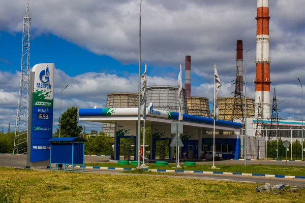 Kirov, Rusya-21 Haziran 2020. Gazprom benzin istasyonunun manzarası.