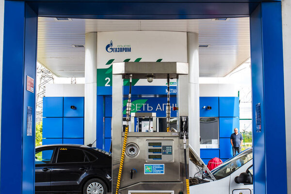 Киров, Россия-21 июня 2020 г. Заправка автомобилей сжатым метаном на АЗС "Газпрома"
.