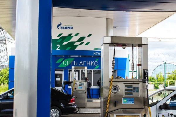 Kirov, Rusya-21 Haziran 2020. Gazprom 'daki bir benzin istasyonunda arabaları sıkıştırılmış metan gazıyla doldurmak.