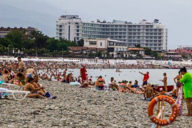 Sochi, Rusya-08 Temmuz 2020: Karadeniz sahilinde tatilciler.